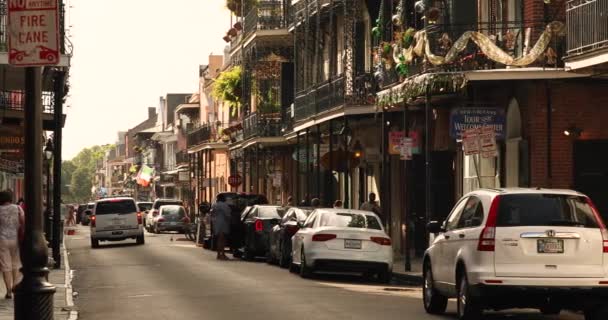 Bourbon Caddesi New Orleans Louisiana 'daki Fransız Quarter barları ve restoranları. — Stok video