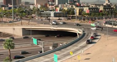 Arabalar ve trafik Phoenix Arizona 'ya doğru ilerliyor.