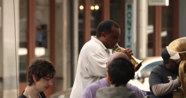 Banda de músicos de rua em Nova Orleães Louisiana — Vídeo de Stock