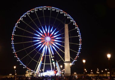 Şehirde dönme dolap var.