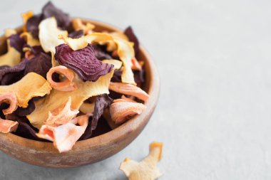 Gri arka plan, kopya alanı üzerinde çeşitli sebze cips. Çeşitli kurutulmuş pancar, havuç, kabak sebze cips - sağlıklı vegan snack.