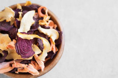 Gri arka plan, kopya alanı üzerinde çeşitli sebze cips. Çeşitli kurutulmuş pancar, havuç, kabak sebze cips - sağlıklı vegan snack.