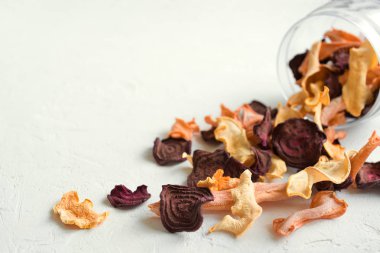 Beyaz arka plan, kopya alanı üzerinde çeşitli sebze cips. Çeşitli kurutulmuş pancar, havuç, kabak sebze cips - sağlıklı vegan snack.