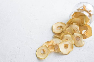 Elma meyve beyaz arka plan, kopya alanı, sağlıklı vegan Aperatif üzerindeki fişlere susuz.