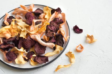 Gri arka plan, kopya alanı üzerinde çeşitli sebze cips. Çeşitli kurutulmuş pancar, havuç, kabak sebze cips - sağlıklı vegan snack.