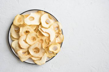 Elma meyve beyaz arka plan, kopya alanı, sağlıklı vegan Aperatif üzerindeki fişlere susuz.