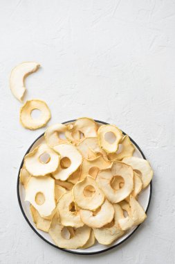 Elma meyve beyaz arka plan, kopya alanı, sağlıklı vegan Aperatif üzerindeki fişlere susuz.