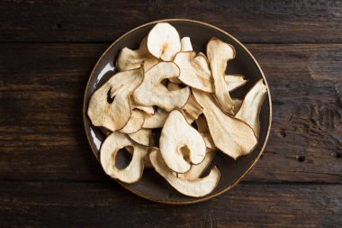 Armut meyve koyu ahşap arka plan, kopya alanı, sağlıklı vegan Aperatif üzerindeki fişlere susuz.