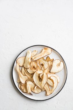 Beyaz arka plan, kopya alanı, sağlıklı vegan Aperatif üzerindeki fişlere armut meyve susuz.