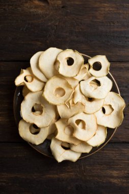 Elma meyve koyu ahşap arka plan, kopya alanı, sağlıklı vegan Aperatif üzerindeki fişlere susuz.