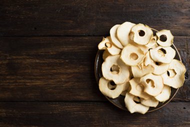 Elma meyve koyu ahşap arka plan, kopya alanı, sağlıklı vegan Aperatif üzerindeki fişlere susuz.