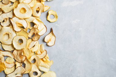 Çeşitli meyve arka plan olarak, kopya alanı fişleri. Karışık kurutulmuş elma, armut, kavun, mango meyve cips - sağlıklı vegan snack.