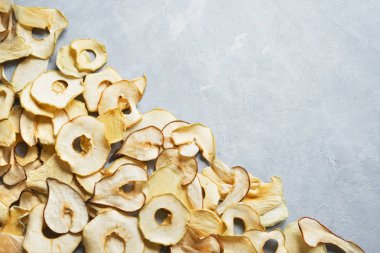 Çeşitli meyve arka plan olarak, kopya alanı fişleri. Karışık kurutulmuş elma, armut, kavun, mango meyve cips - sağlıklı vegan snack.