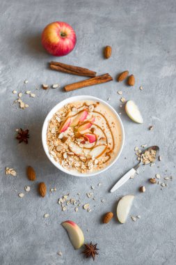 Elmalı turta güler yüzlü kase. Elma, tarçın, badem sütü, yulaf granola ve baharatlar ile güler yüzlü kase Kahvaltı, görünümü ana sayfa.