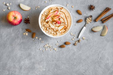 Elmalı turta güler yüzlü kase. Elma, tarçın, badem sütü, yulaf granola ve baharatlar, üstten görünüm ile güler yüzlü kase Kahvaltı, alanı Kopyala.