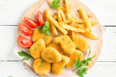 Tavuk nuggets, patates kızartması ve soslar Beyaz ahşap arka planda, yer kopyalayın. Fried nuggets ve ketçap ve mayonez ile patates.