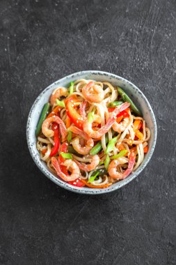 Udon erişte, (karides) karides ve sebze Fry karıştırın. Asya sağlıklı gıda, yemek, kase siyah arka plan, kopya alanı içinde heyecan kızartma.