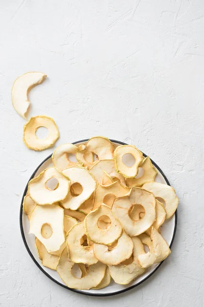 Elma meyve beyaz arka plan, kopya alanı, sağlıklı vegan Aperatif üzerindeki fişlere susuz.