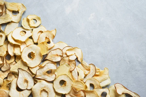 Çeşitli meyve arka plan olarak, kopya alanı fişleri. Karışık kurutulmuş elma, armut, kavun, mango meyve cips - sağlıklı vegan snack.