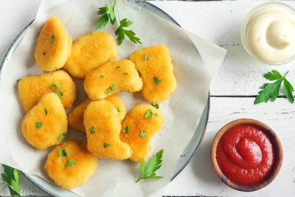 Kyckling Nuggets Och Sås Vit Trä Bakgrund Kopia Utrymme Stekt — Stockfoto