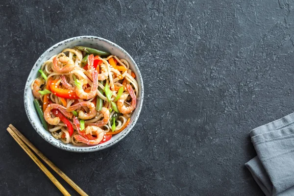 Stek Med Udon Nudlar Räkor Räkor Och Grönsaker Asiatisk Mat — Stockfoto