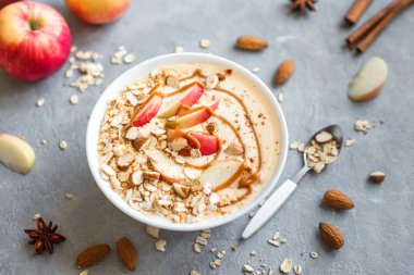 Elmalı turta güler yüzlü kase. Elma, tarçın, badem sütü, yulaf granola, tuzlu karamel ve baharatlar ile güler yüzlü kase Kahvaltı, görünümü ana sayfa.