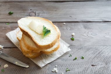 Tereyağı ve rustik ahşap arka plan, üzerine maydanoz ile kahvaltıda ekmek alanı kopyalayın