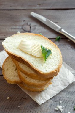 Tereyağı ve rustik ahşap arka plan kopya alanı ile üzerine maydanoz ile kahvaltıda ekmek