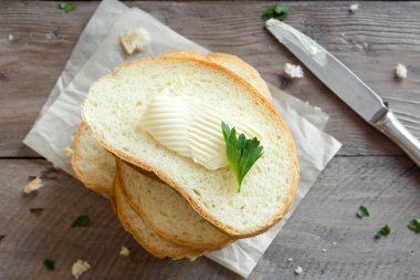 Tereyağı ve rustik ahşap arka plan kopya alanı ile üzerine maydanoz ile kahvaltıda ekmek