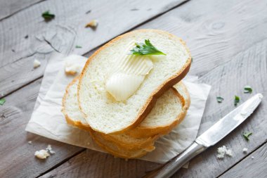 Tereyağı ve rustik ahşap arka plan kopya alanı ile üzerine maydanoz ile kahvaltıda ekmek