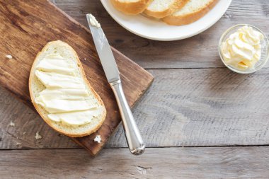 Rustik ahşap arka plan kopya alanı ile günü kahvaltıda ekmek ve tereyağı. Sabah kahvaltı, tereyağı ve tost.