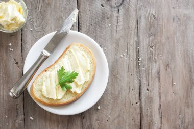 Tereyağı ve rustik ahşap arka plan, üzerine maydanoz ile kahvaltıda ekmek alanı kopyalayın