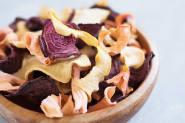 Beyaz arka plan, kopya alanı üzerinde çeşitli sebze cips. Çeşitli kurutulmuş pancar, havuç, kabak sebze cips - sağlıklı vegan snack.