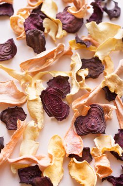 Arka plan, kopya alanı olarak çeşitli sebze cips. Çeşitli kurutulmuş pancar, havuç, kabak sebze cips - sağlıklı vegan snack.