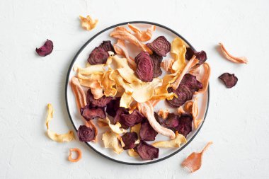 Beyaz arka plan, kopya alanı üzerinde çeşitli sebze cips. Çeşitli kurutulmuş pancar, havuç, kabak sebze cips - sağlıklı vegan snack.