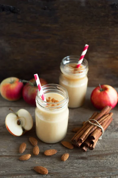 Elmalı turta protein güler yüzlü badem sütü içkiyle. Ahşap zemin, kopya alanı üzerine elmalı turta baharat (Tarçın) ile ev yapımı elma güler yüzlü.