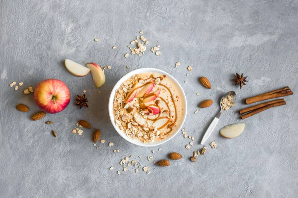 Elmalı turta güler yüzlü kase. Elma, tarçın, badem sütü, yulaf granola, tuzlu karamel ve baharatlar ile güler yüzlü kase Kahvaltı, görünümü ana sayfa.