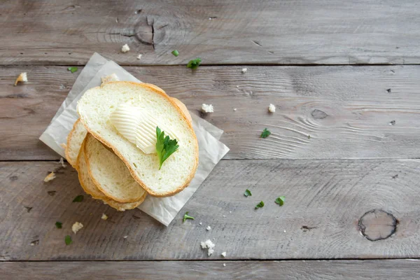 Tereyağı ve rustik ahşap arka plan kopya alanı ile üzerine maydanoz ile kahvaltıda ekmek