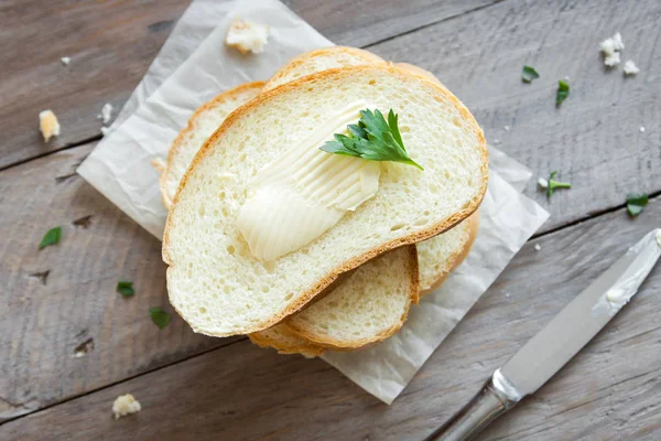 バターとパンの朝食は 素朴な木製の背景にパセリのトップ ビュー — ストック写真