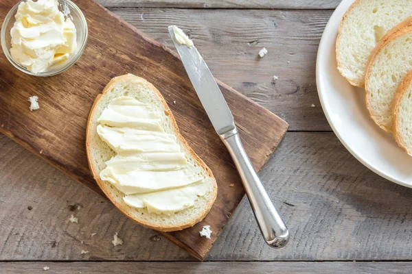 Smör Och Bröd Till Frukost Med Kniv Över Rustikt Trä — Stockfoto