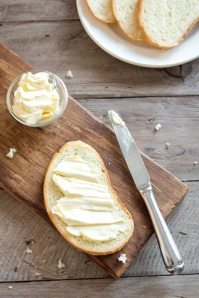 Mantequilla Pan Para Desayuno Con Cuchillo Sobre Fondo Rústico Madera —  Fotos de Stock