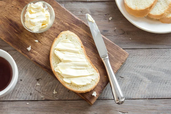 Smör Och Bröd Till Frukost Med Kopp Över Rustikt Trä — Stockfoto