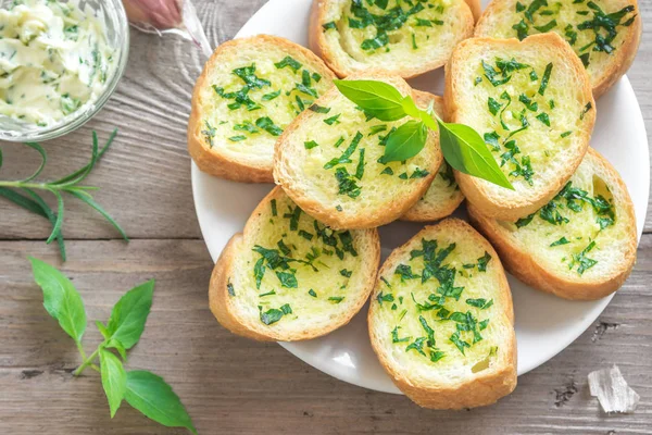 Pan Tostado Con Ajo Hierbas Con Ingredientes Sobre Fondo Madera —  Fotos de Stock