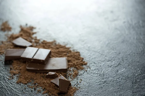 Brutna Chokladbitar Och Kakaopulver Svart Bitar Choklad Onr Mörk Sten — Stockfoto