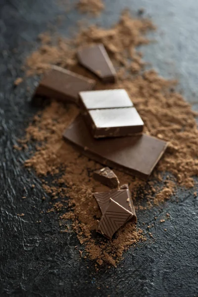 Pezzi Cioccolato Rotti Cacao Polvere Sul Nero Pezzi Cioccolato Onr — Foto Stock