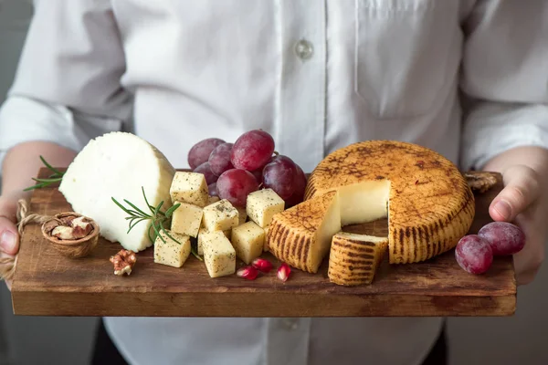 Rustieke Gastronomische Kaasschotel Handen Van Maker Van Kaas Close Geassorteerde — Stockfoto