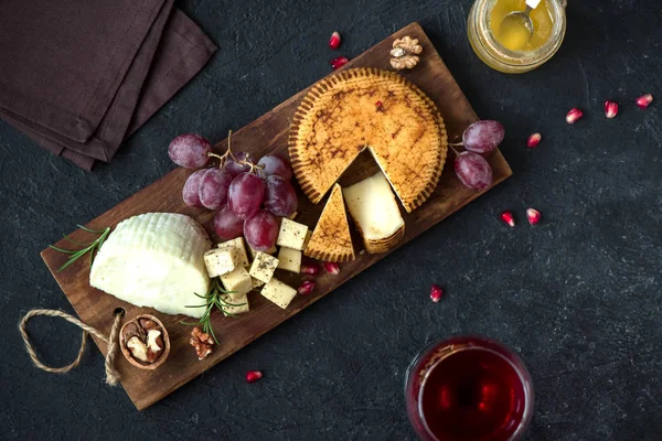 Cheese Platter Assorted Cheeses Grapes Nuts Black Background Copy Space — Stock Photo, Image