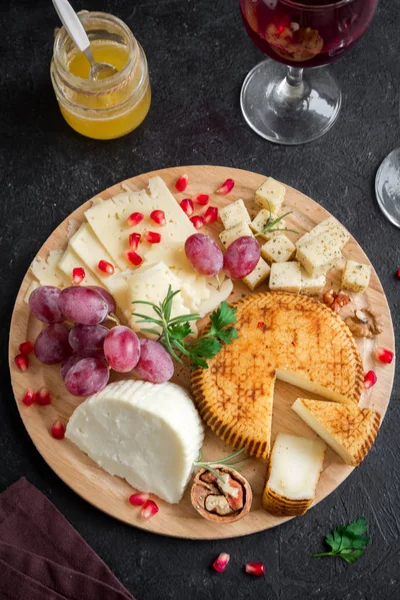 Cheese Platter Assorted Cheeses Grapes Nuts Black Background Copy Space — Stock Photo, Image
