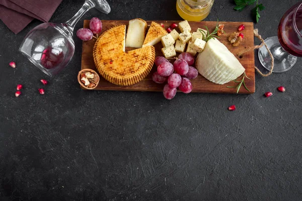 Cheese Platter Assorted Cheeses Grapes Nuts Black Background Copy Space — Stock Photo, Image