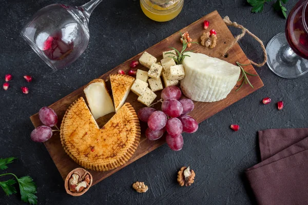 Cheese Platter Assorted Cheeses Grapes Nuts Black Background Copy Space — Stock Photo, Image